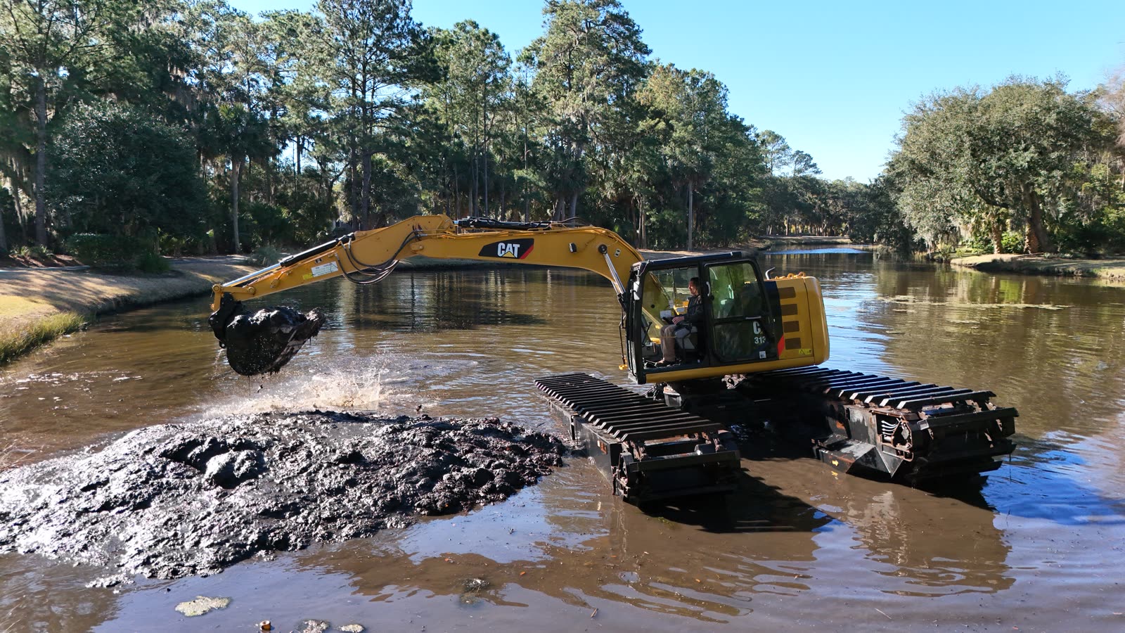 proj-landings-golf-07 Landings Club Golf Course Lagoon Dredging – project photo 2